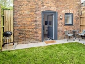 Outdoor dining - 1 bedroom accommodation in Wainfleet, near Skegness (Wainfleet, near Skegness)