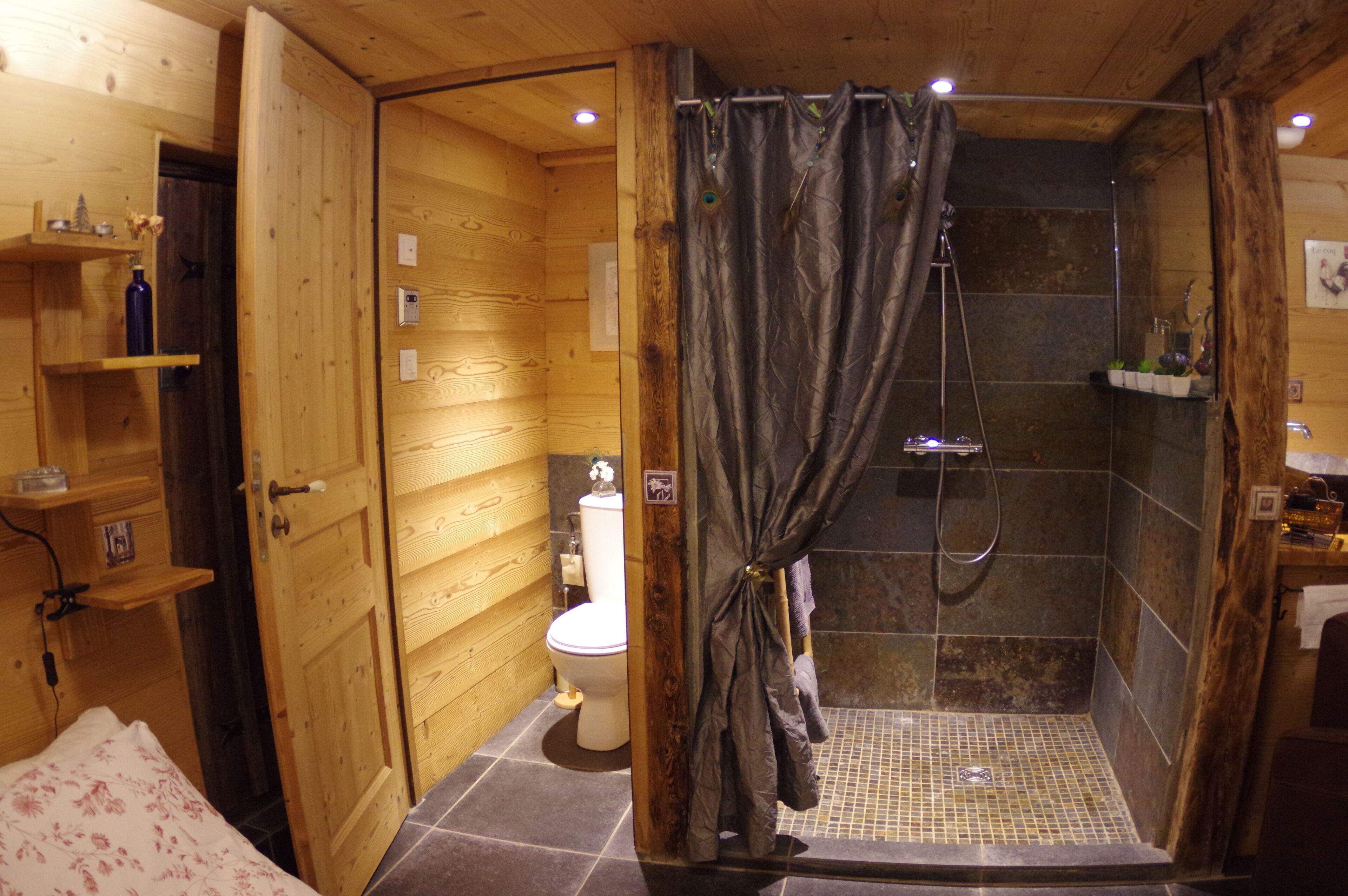 Douche, sèche-cheveux, serviettes fournies, savon