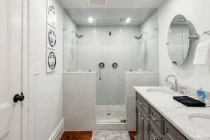 Shower, hair dryer, towels, shampoo - Gordon Street Suites: 2BR Suite A (SAVANNAH)