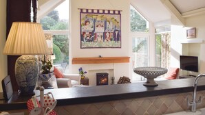 Una cocina acogedora con chimenea, un ventanal grande y una obra de arte colgada.