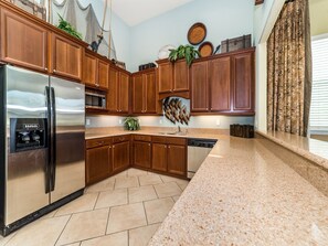 冰箱、微波炉、烤箱、炉灶