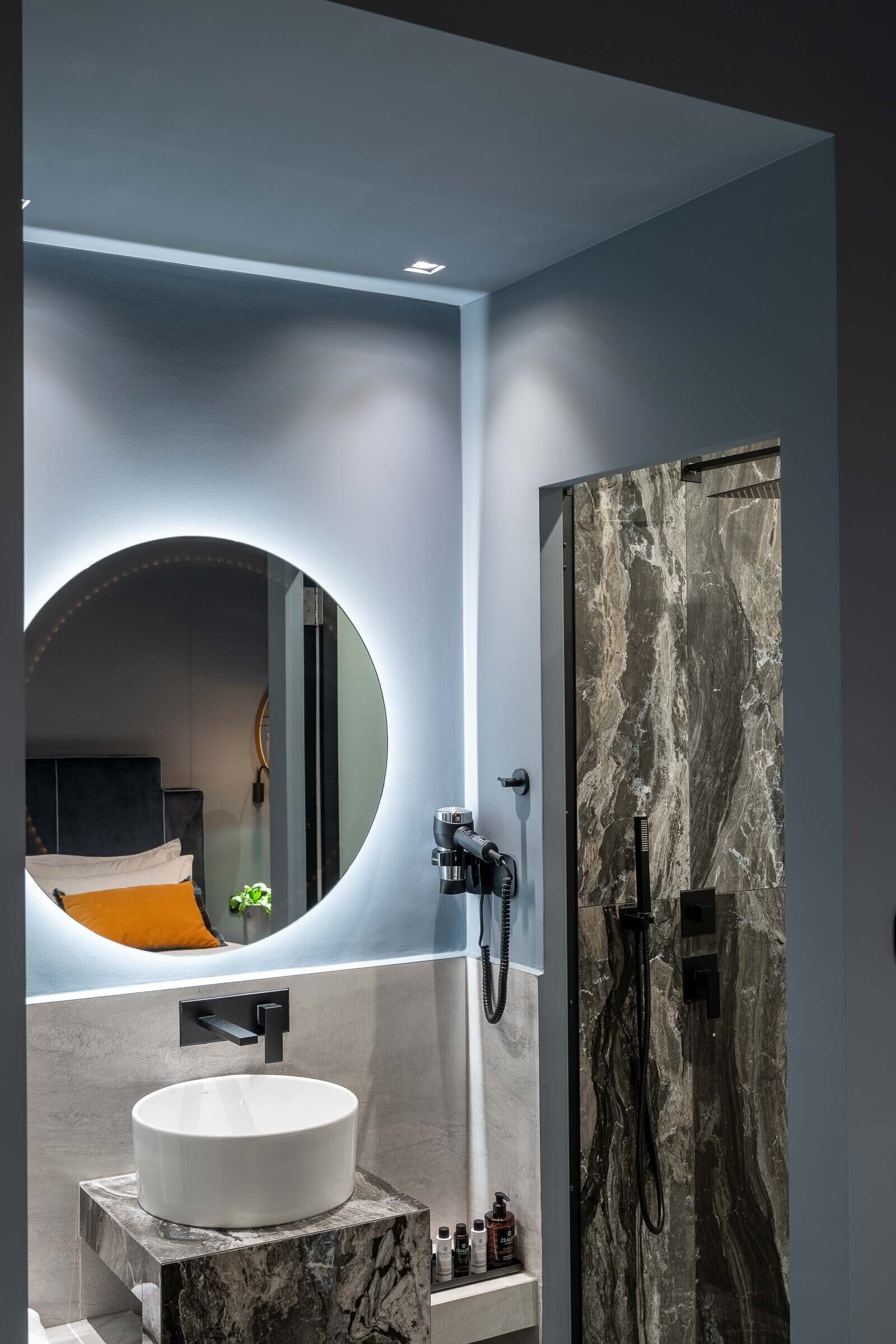 deluxe room | bathroom | shower, free toiletries, hair dryer, towels