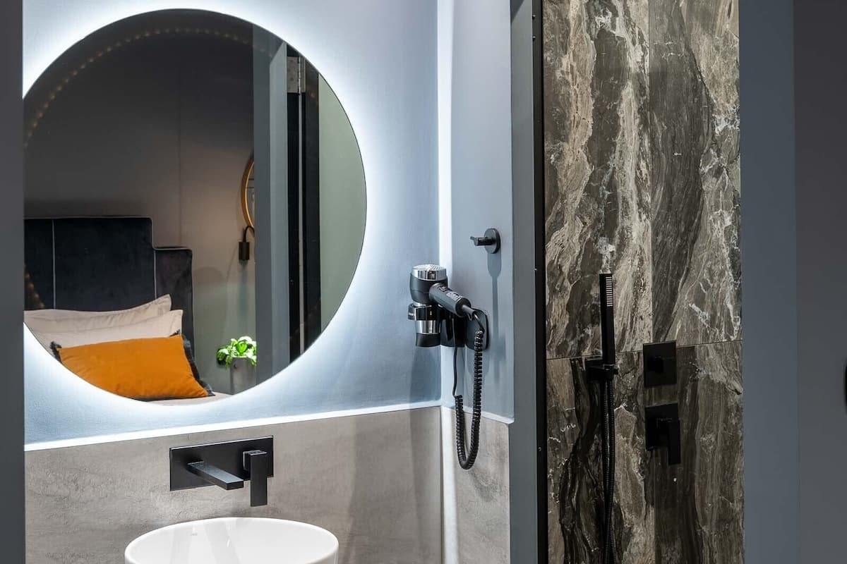 deluxe room | bathroom | shower, free toiletries, hair dryer, towels