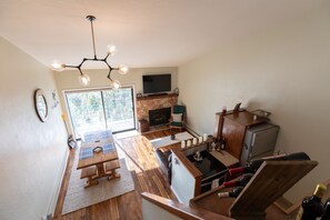 Interior - Skiers and sunset lovers (Stateline)
