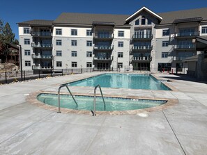 A multi-story residential building with a swimming pool and a hot tub. - Skiers and sunset lovers (Stateline)