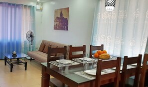 アパートメント 2 ベッドルーム | リビング エリア | 薄型テレビ