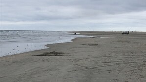 A wide, empty beach with a cloudy sky. - Døstrup Landevejskro & Motel (Skaerbaek)