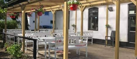 Frühstück, Mittagessen, internationale Küche, Blick auf den Garten