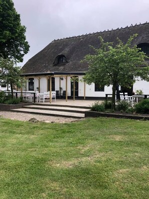 Se sirven desayunos y cocina internacional, con vista al jardín