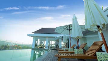 Deluxe Room, City View | Premium bedding, minibar, in-room safe, laptop workspace