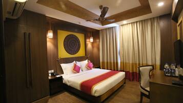 Deluxe Suite, 1 Double Bed | Premium bedding, minibar, in-room safe, laptop workspace