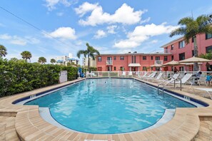 Lämmitetty uima-allas