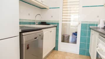 Departamento, 2 habitaciones, Terraza, planta baja | Cocina privada | Refrigerador con congelador, microondas, horno y parrilla de estufa