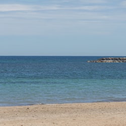 Beach nearby, white sand, 3 beach bars
