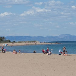 Beach nearby, white sand, 3 beach bars