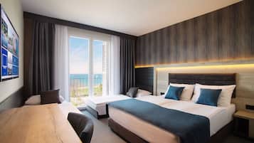 Minibar, Zimmersafe, Schreibtisch, VerdunkelungsvorhÀnge