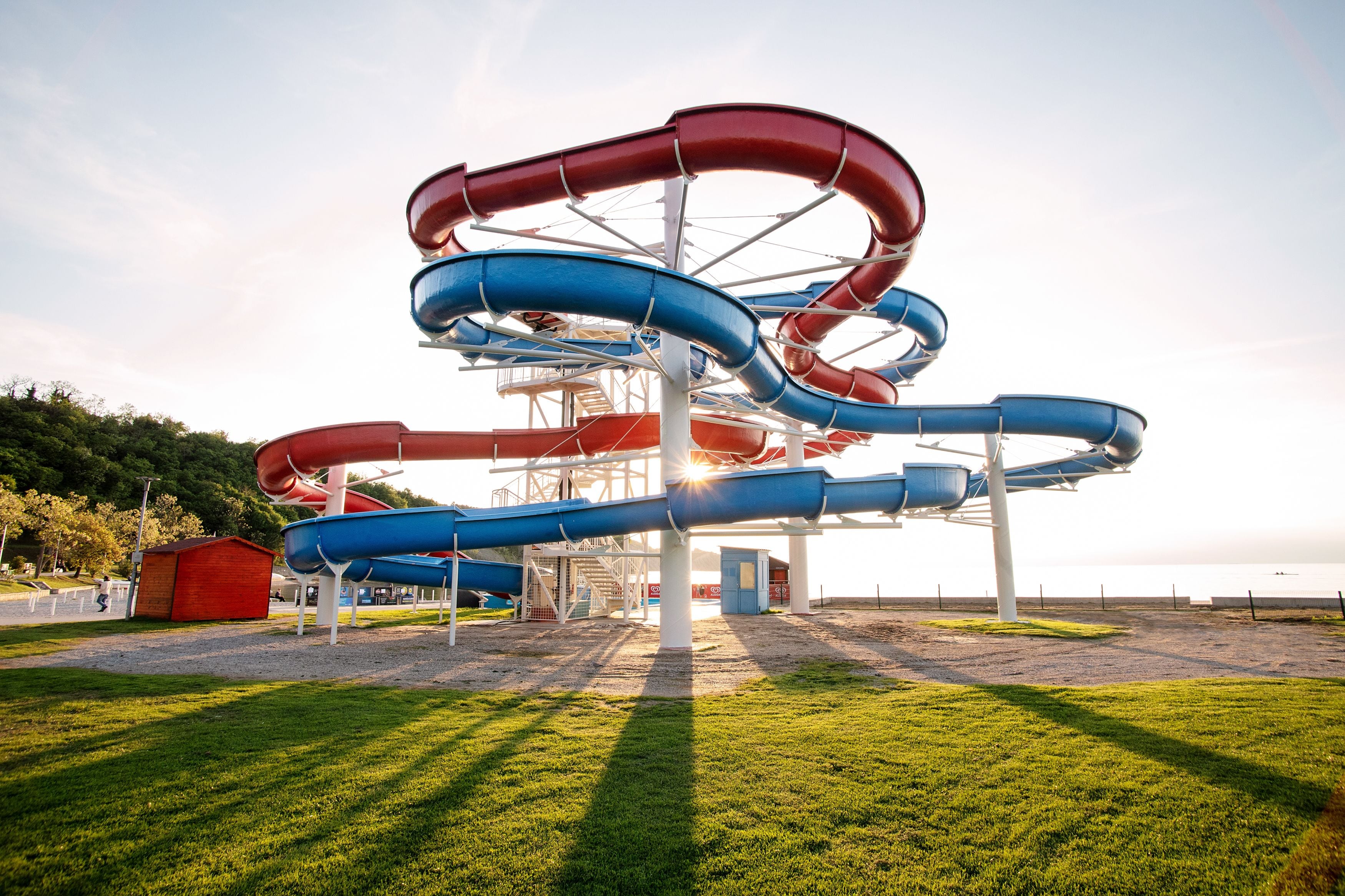Ein Wasserpark mit mehreren Rutschen und einer roten und blauen Konstruktion.