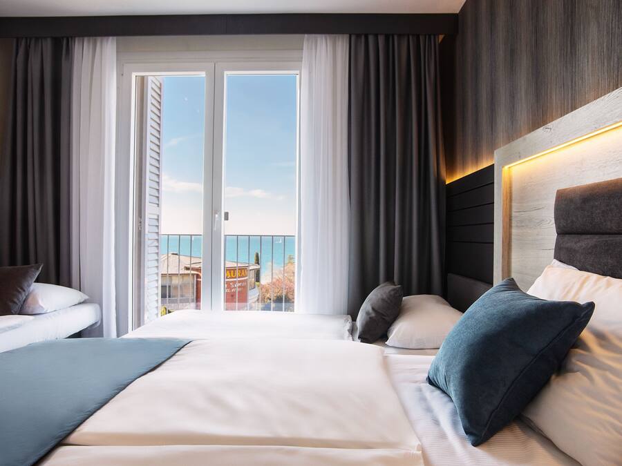 Minibar, coffres-forts dans les chambres, bureau, rideaux occultants