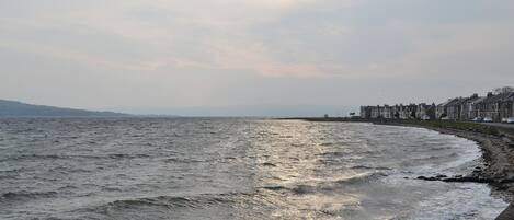 Udsigt over kysten med en række huse langs stranden.