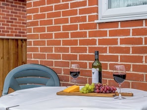 Outdoor dining - 1 bedroom accommodation in Cawston, near Aylsham (Cawston, near Aylsham)