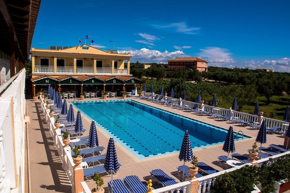 Outdoor pool, pool umbrellas, sun loungers