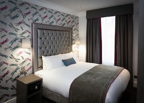In-room safe, desk, blackout curtains, iron/ironing board - The Eaton Townhouse (London)