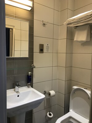 Dusche, kostenlose Toilettenartikel, Haartrockner, Handtücher