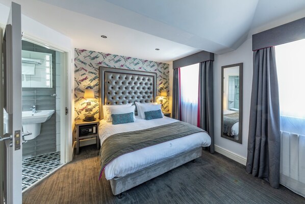 Caja de seguridad en la habitación, escritorio y cortinas blackout 