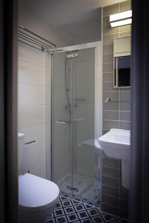 Quarto casal | Banheiro | Chuveiro, produtos de toalete grátis, secador de cabelo 