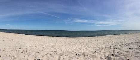 Pantai di sekitar dan berkayak