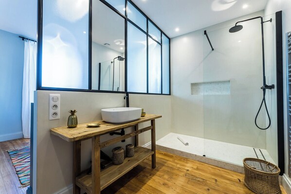 Bathtub, towels