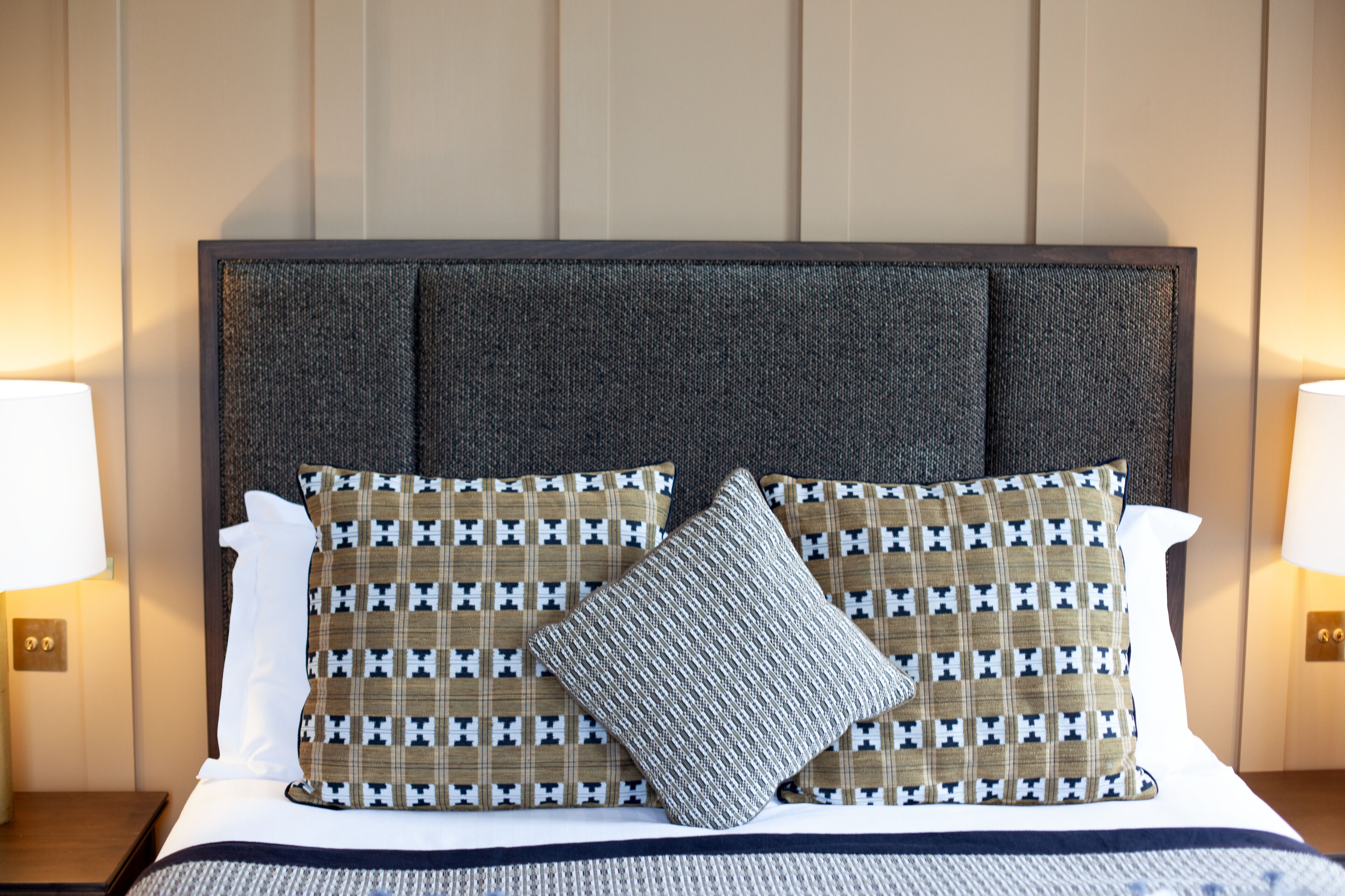 double room | 1 bedroom, individually decorated, individually furnished, desk