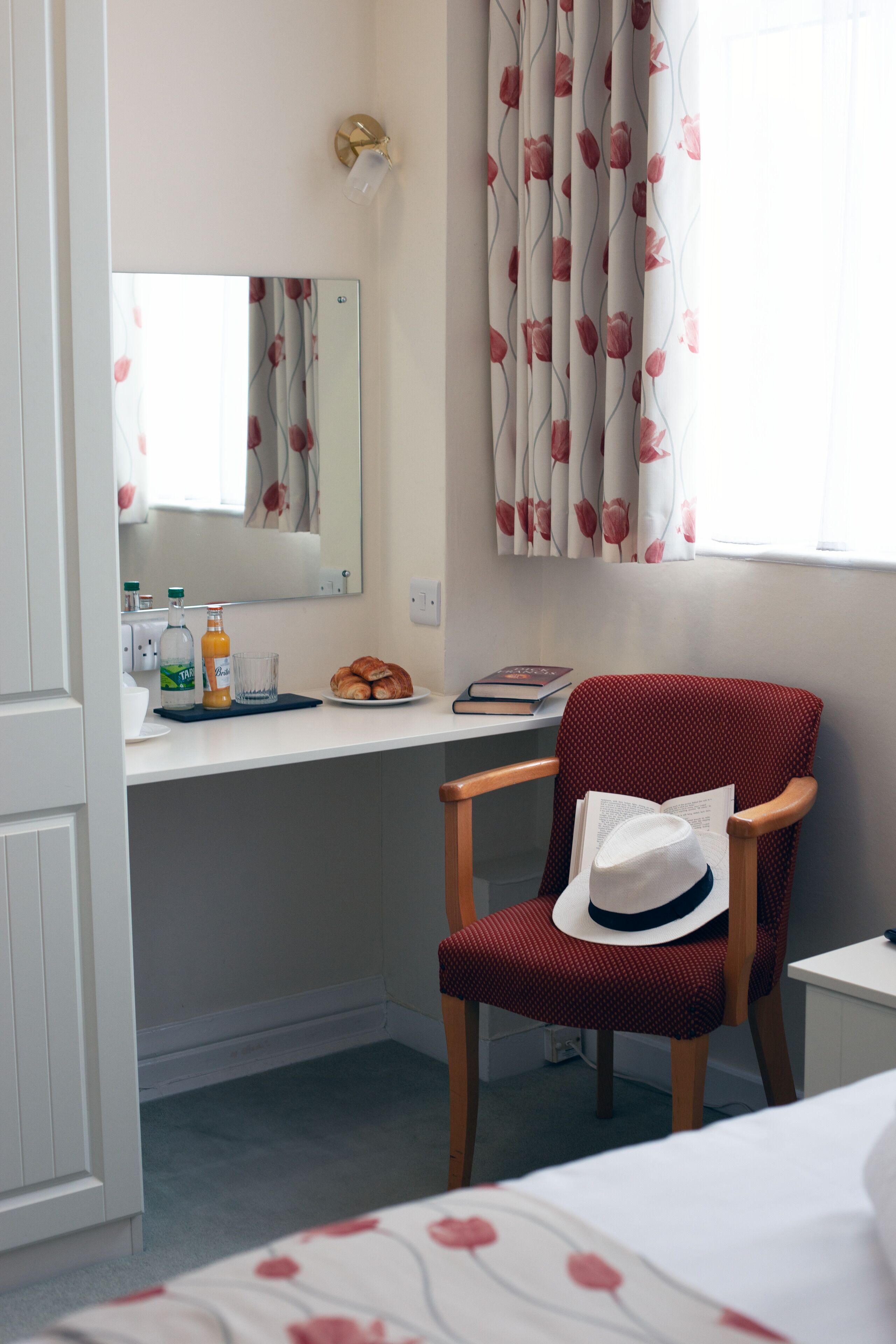 single room | 1 bedroom, individually decorated, individually furnished, desk