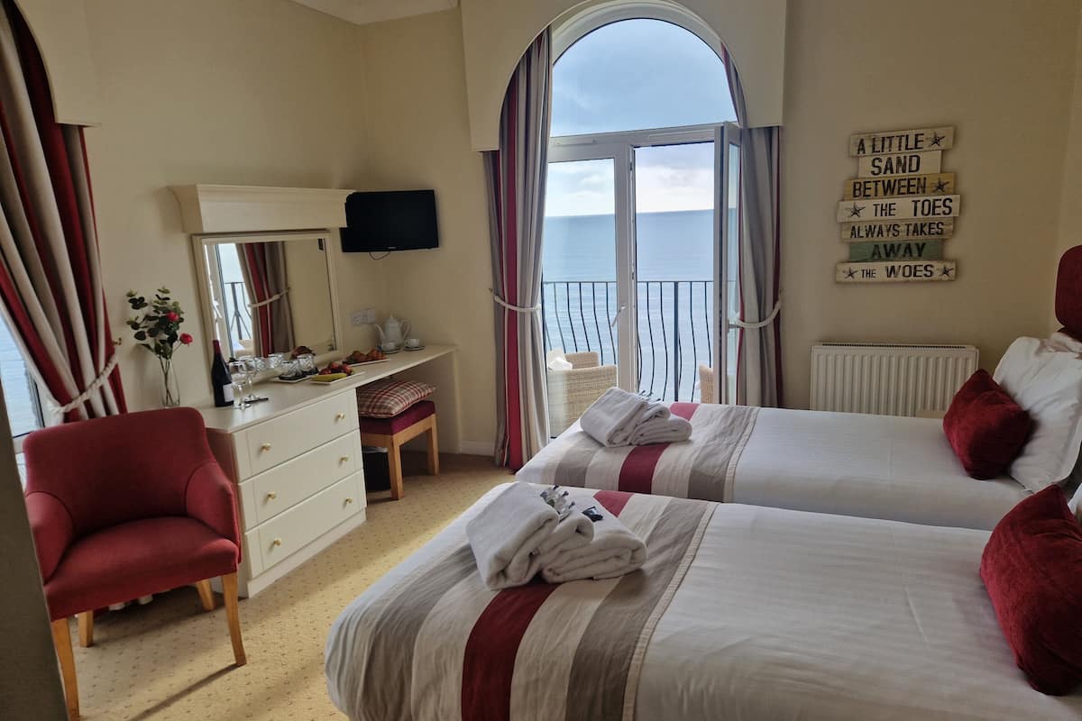 standard twin room, sea view | 1 bedroom, individually decorated, individually furnished, desk