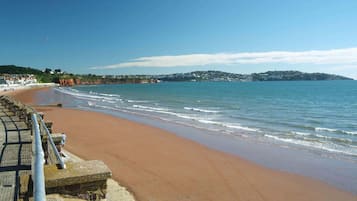 بالقرب من الشاطئ