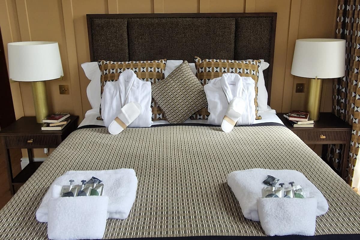 double room | 1 bedroom, individually decorated, individually furnished, desk