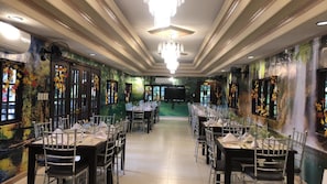 Café da manhã, almoço e jantar; culinária local