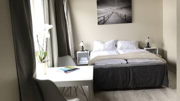 Kamer, 1 twee- of 2 eenpersoonsbedden | Een bureau, geluiddichte muren, extra bedden, gratis wifi