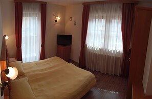 Habitación básica con 1 cama matrimonial o 2 individuales | Cortinas blackout, cunas gratuitas, wifi gratis y ropa de cama