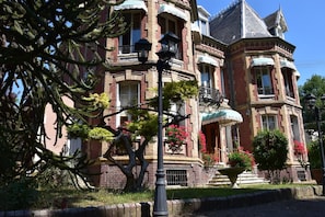 Front of property - Hôtel de Paris - Restaurant Bistronomy (Les Andelys)
