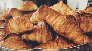 Una bandeja de cruasanes recién horneados.