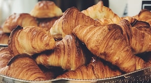 Daily buffet breakfast for a fee - Hôtel de Paris - Restaurant Bistronomy (Les Andelys)