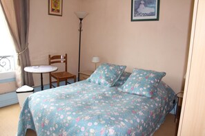 Standardzimmer, 1 Queen-Bett, Stadtblick | Individuell dekoriert, Verdunkelungsvorhänge, kostenloses WLAN