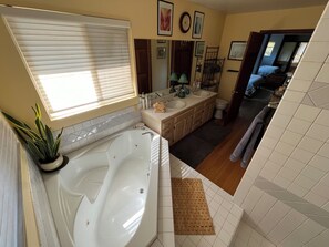 4 bedrooms, desk, iron/ironing board, free WiFi