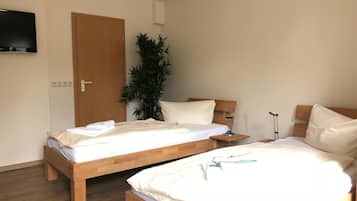 Escritorio, wifi gratis y ropa de cama