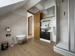 Habitación familiar | Baño | Ducha, secador de pelo, toallas y jabón