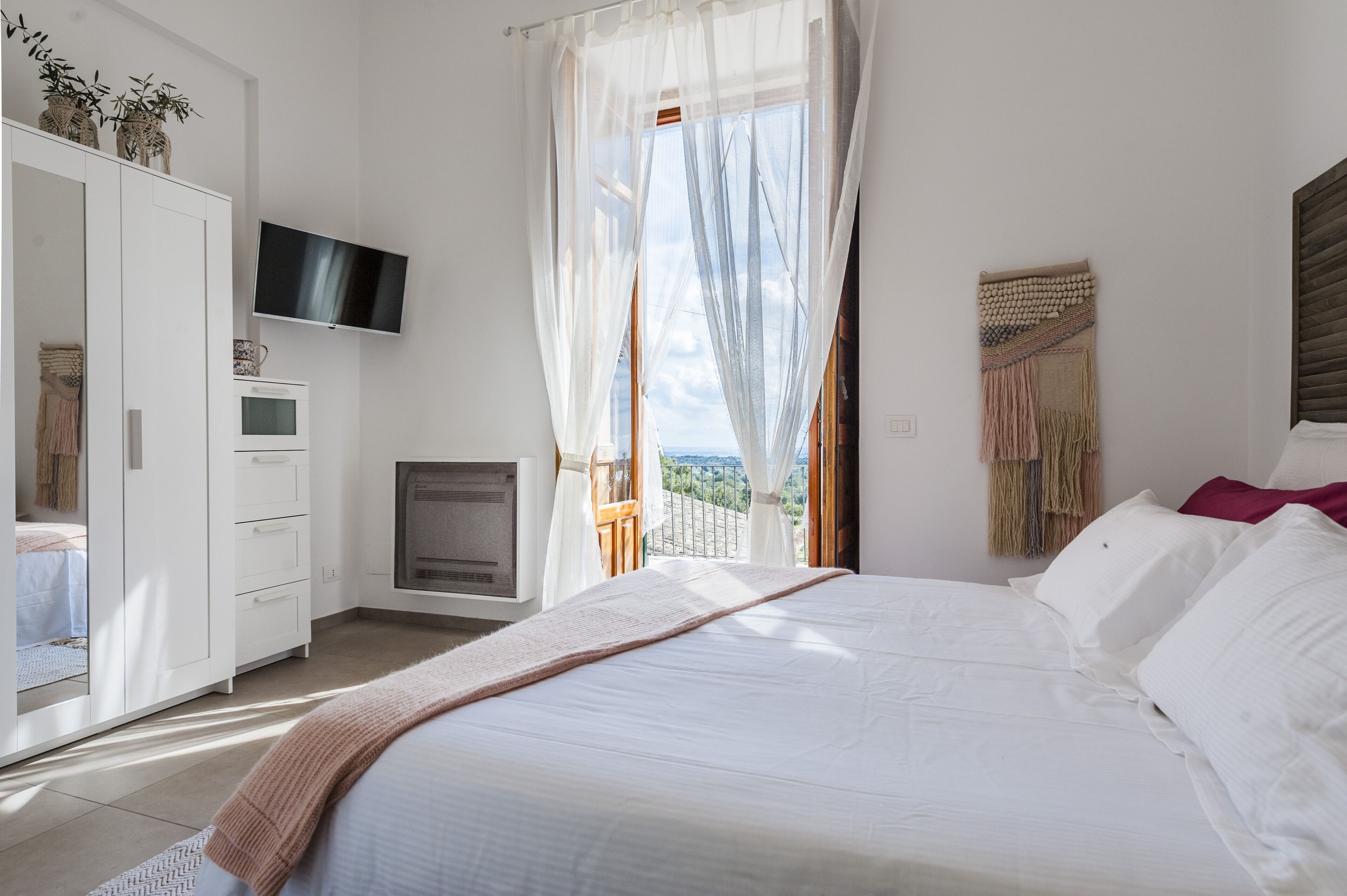 4 bedrooms, in-room safe, iron/ironing board, free WiFi