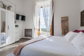 4 bedrooms, in-room safe, iron/ironing board, free WiFi