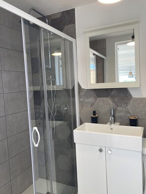 Douche, séchoir à cheveux, bidet, serviettes fournies
