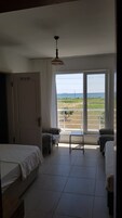Quarto triplo, vista para o mar | Wi-Fi de cortesia, roupa de cama